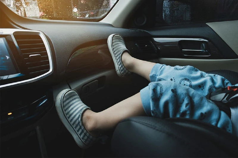 Trẻ em dưới 10 tuổi, thấp hơn 1,35m không được ngồi ghế hàng trước ô-tô